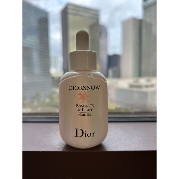 Diorsnow Essence of Light Serum
Brightening Serum - Picture 1 of 4